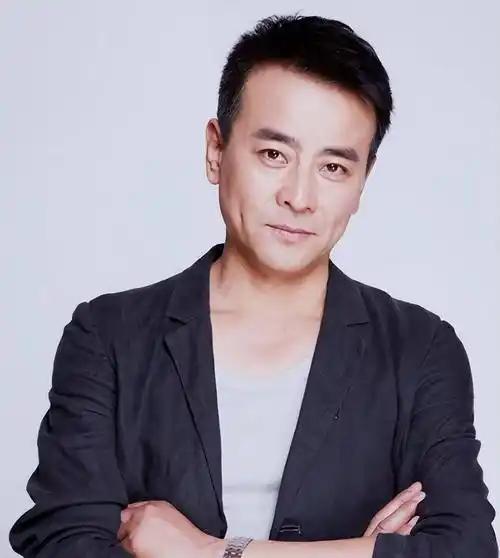 45岁，低调实力派罗钢因一段特殊婚姻走进大众视野。他中年时与小23岁的郝蕾步入婚