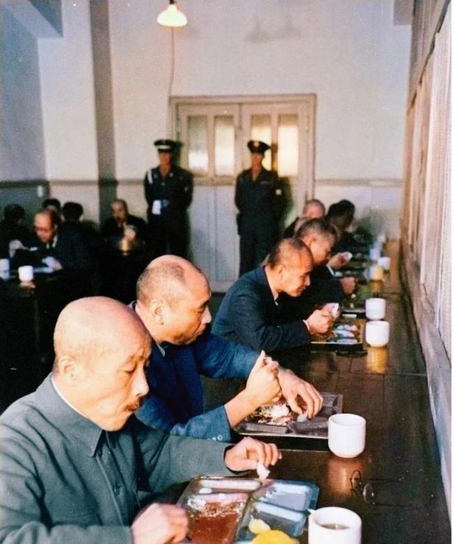 1948年，东京巢鸭监狱，东条英机在被执行绞刑前，正在吃自己人生的最后一餐，虽然
