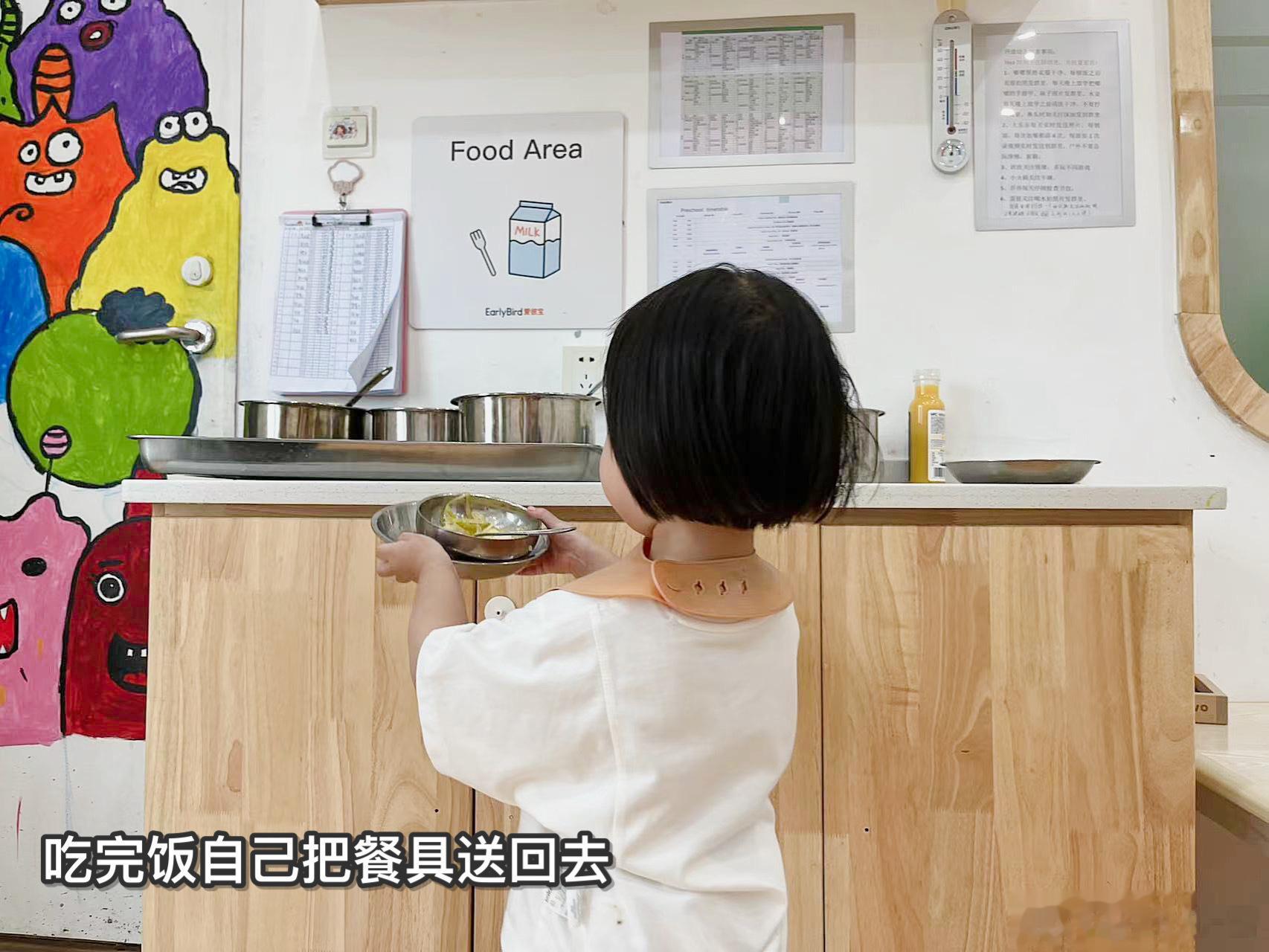 学校发来的图片，老师说乔乔吃完饭的时候，和她说粒粒皆辛苦，自己收餐具，真是乖宝宝