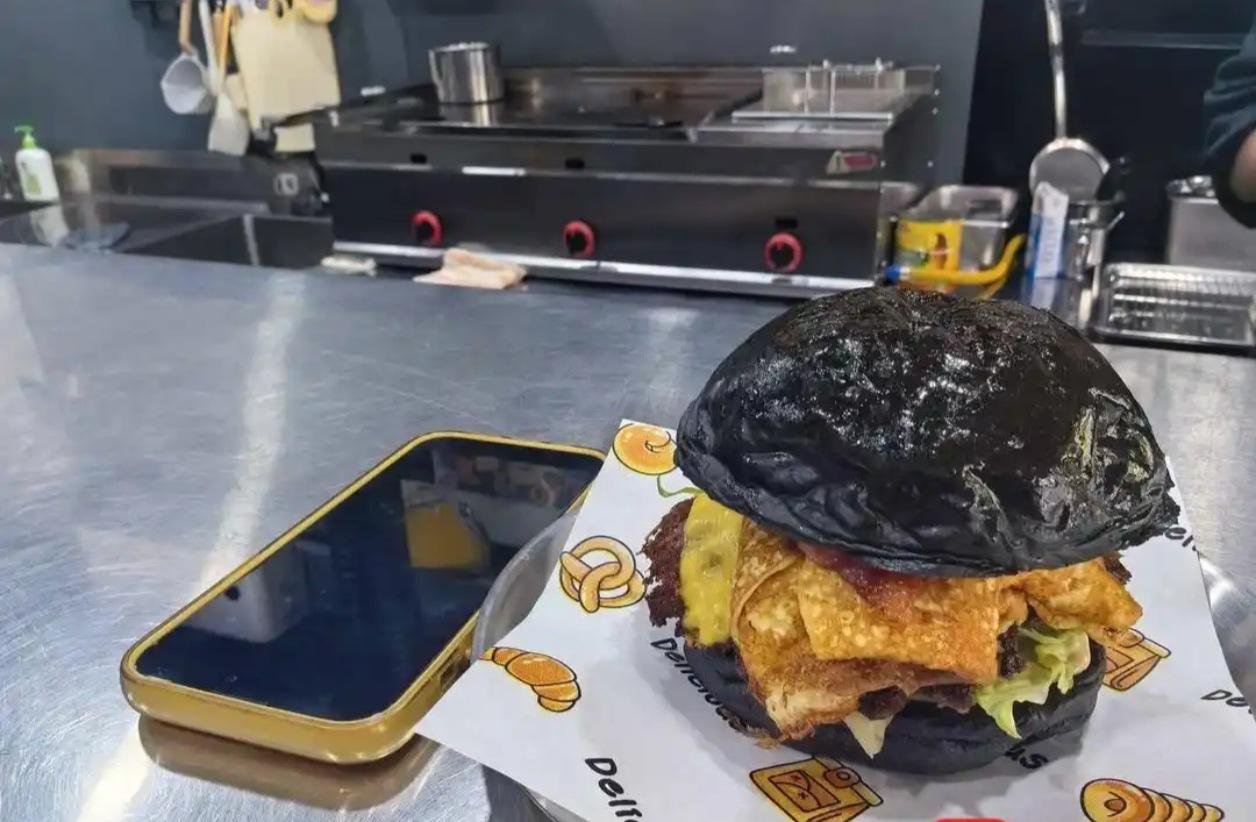 79.9元狂炫12个汉堡被拉黑？常州汉堡店因“吃太多”拒客引全网激辩

“做不起