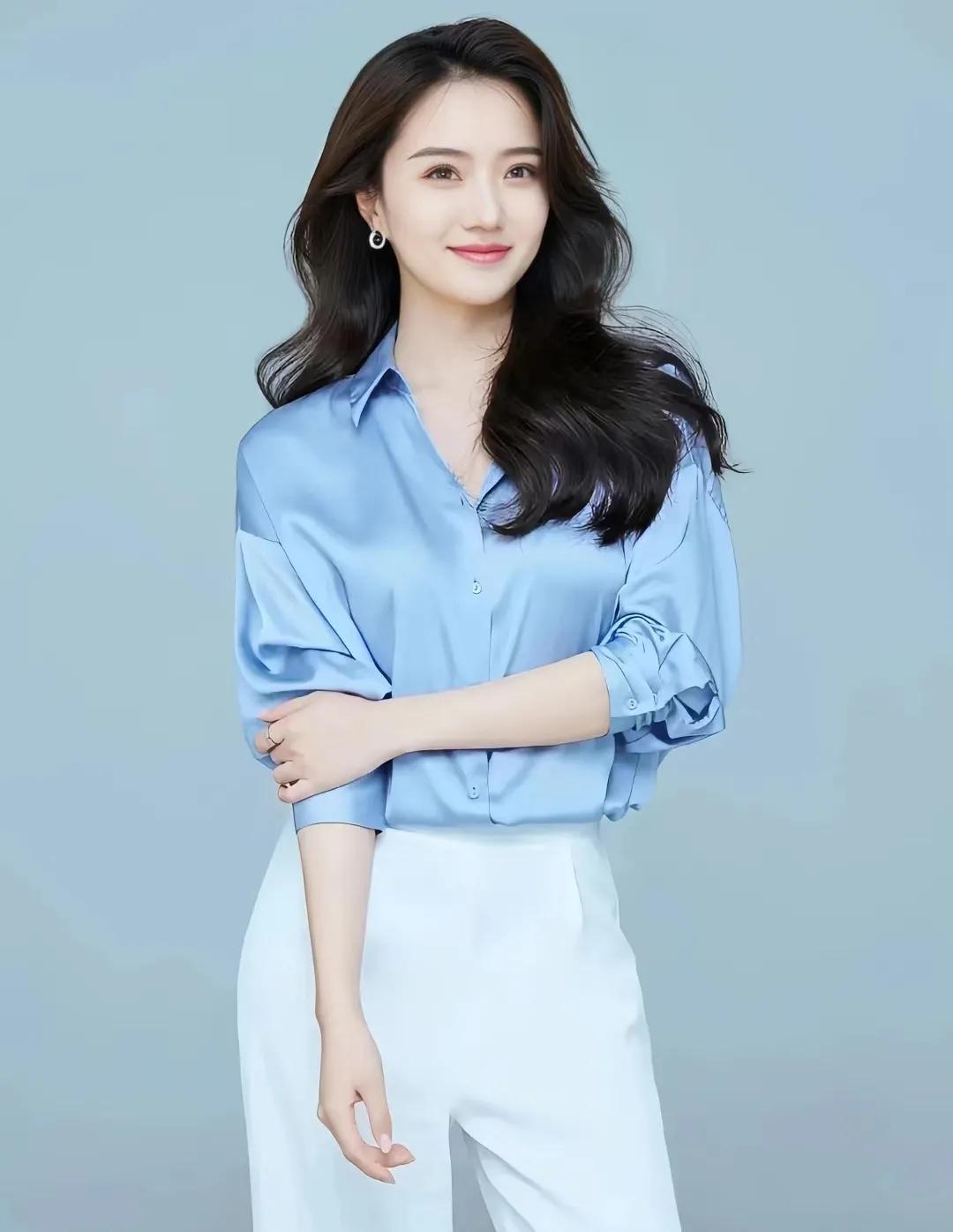 青丝素衣映眼眸，浅浅一笑醉人心#美丽玲珑更有致#  #白衣倩影飘##仙女舒袖微风