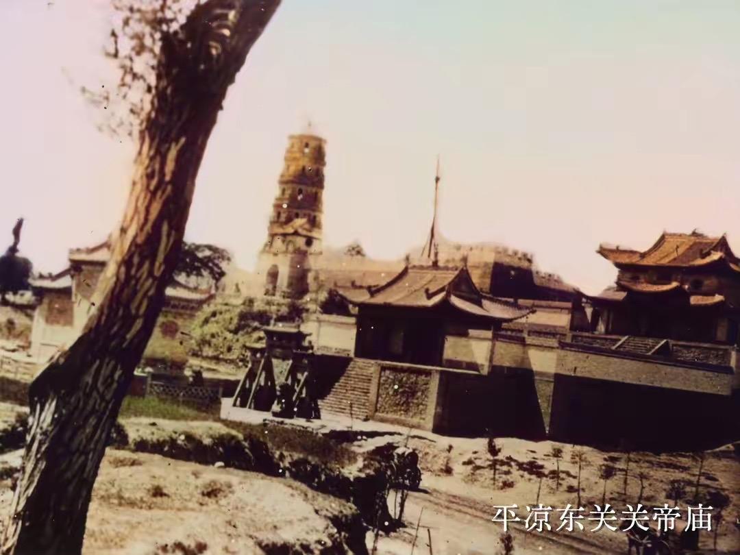 小说：职场私语（4）
（原创）
作者：吴 为

深夜，旷伟坐在书桌前，台灯的光洒