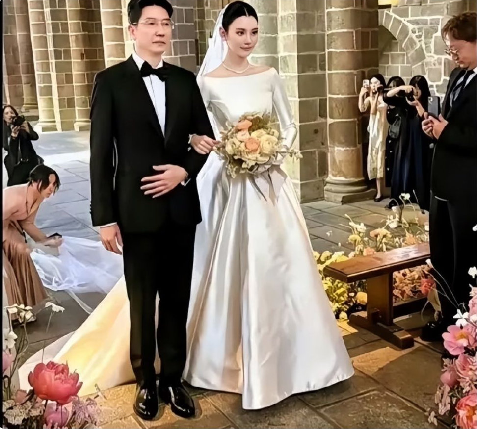 豪门婚礼霸屏热搜，奚梦瑶爸爸身形挺拔似超模，90年代已年入百万 
