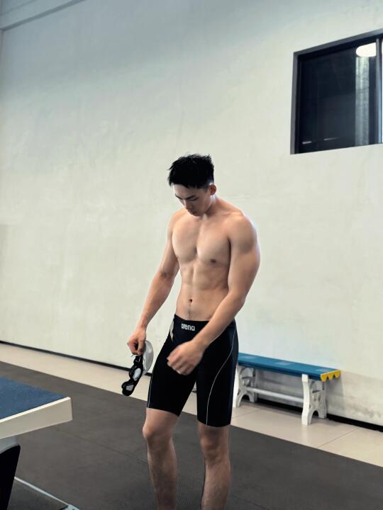 泳池中的力量感