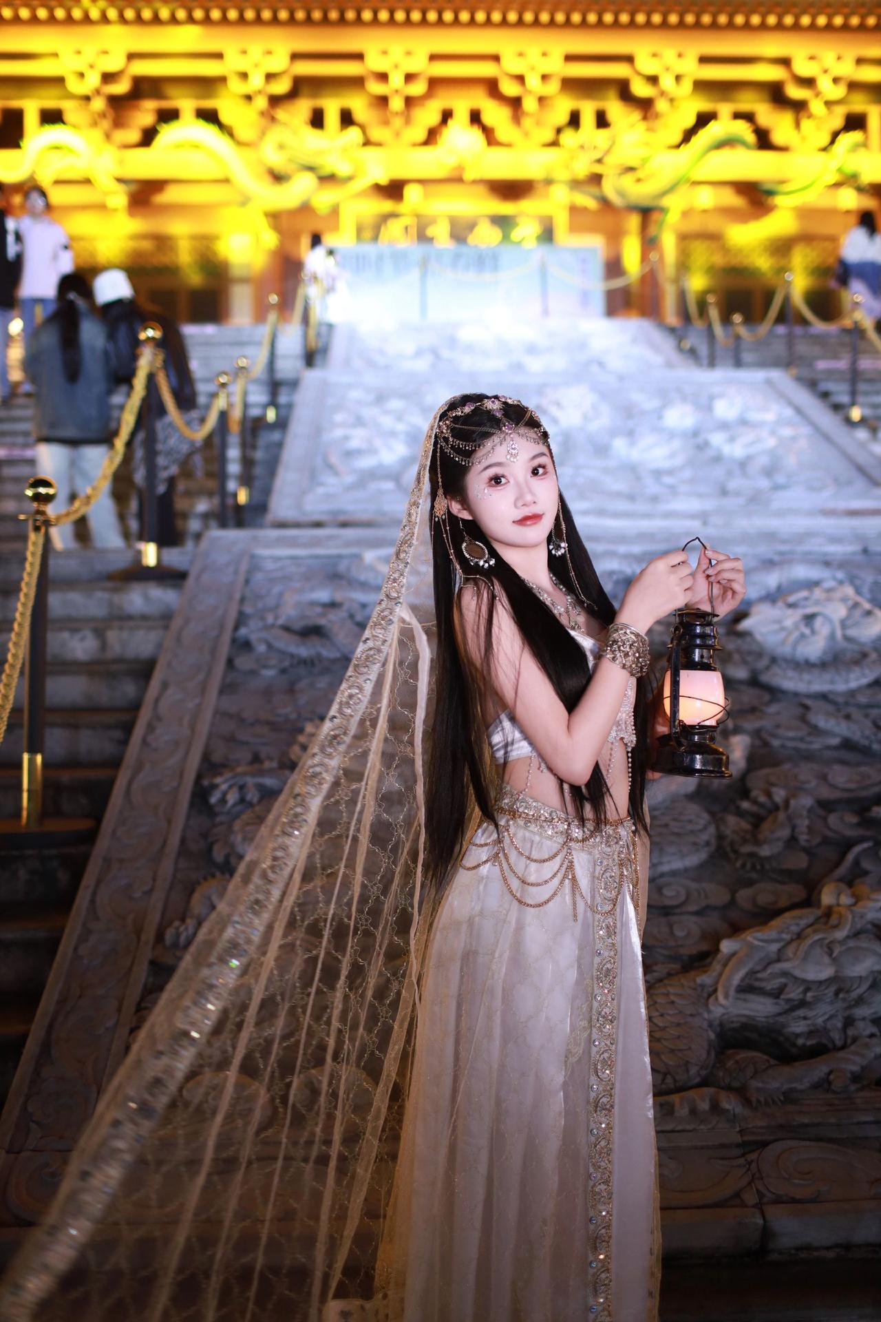 古镇随拍几张～～总要穿次少数民族服饰吧 晒出你的民族服饰穿搭 总要穿一次少数民族