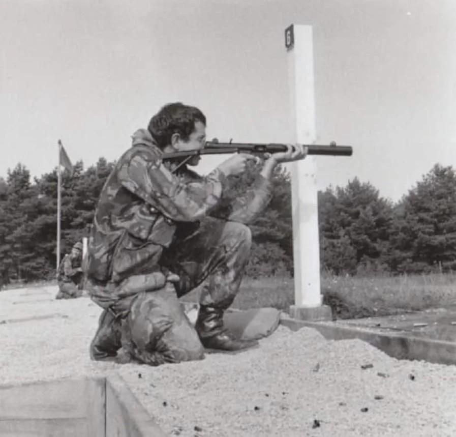 一名来自“留守排”的英国陆军士兵使用 L34A1 消音冲锋枪射击。留守排的目的是