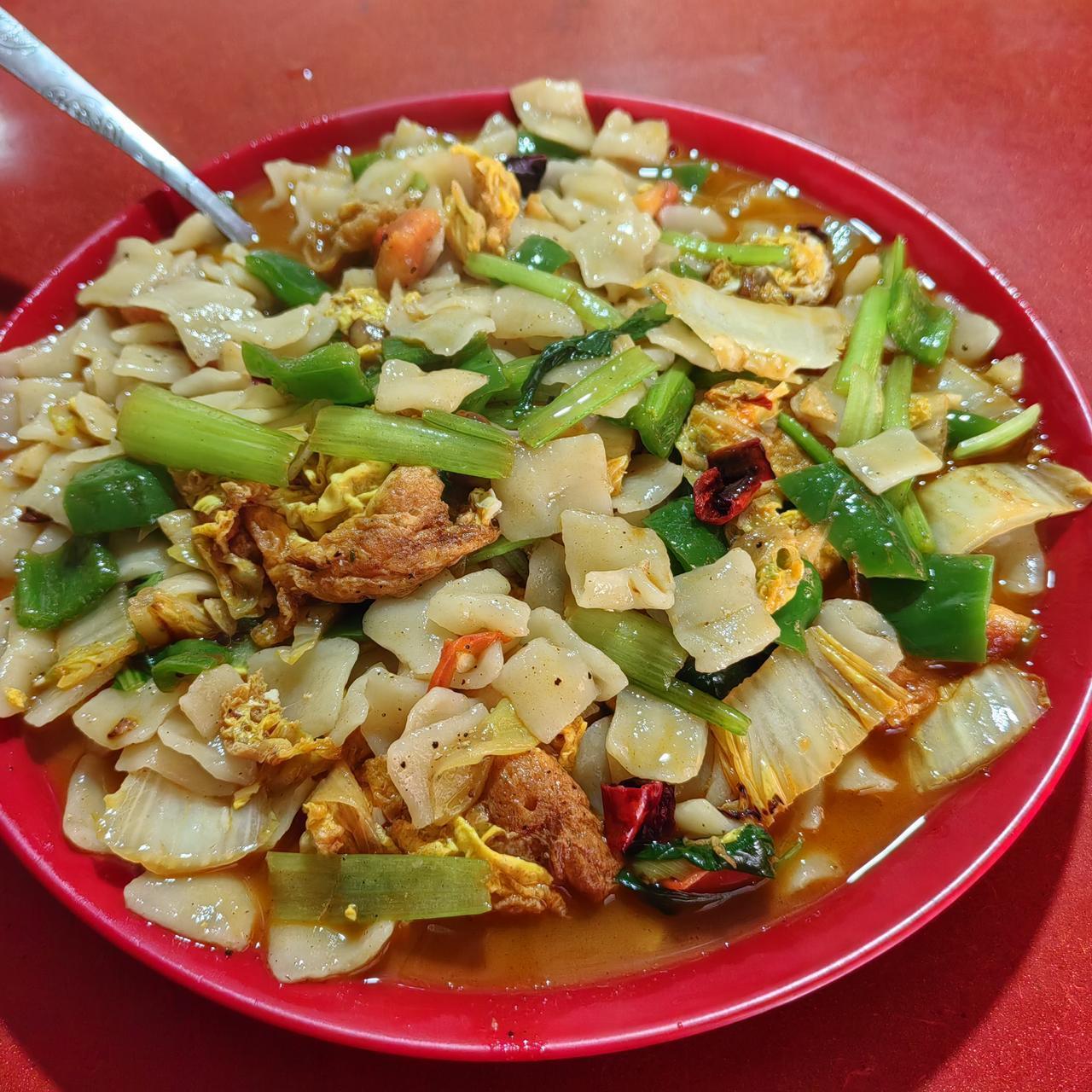 《素食斋》第96天
今天午餐炒面片，
好久没来这家店。
以前给他拍视频，
此店已