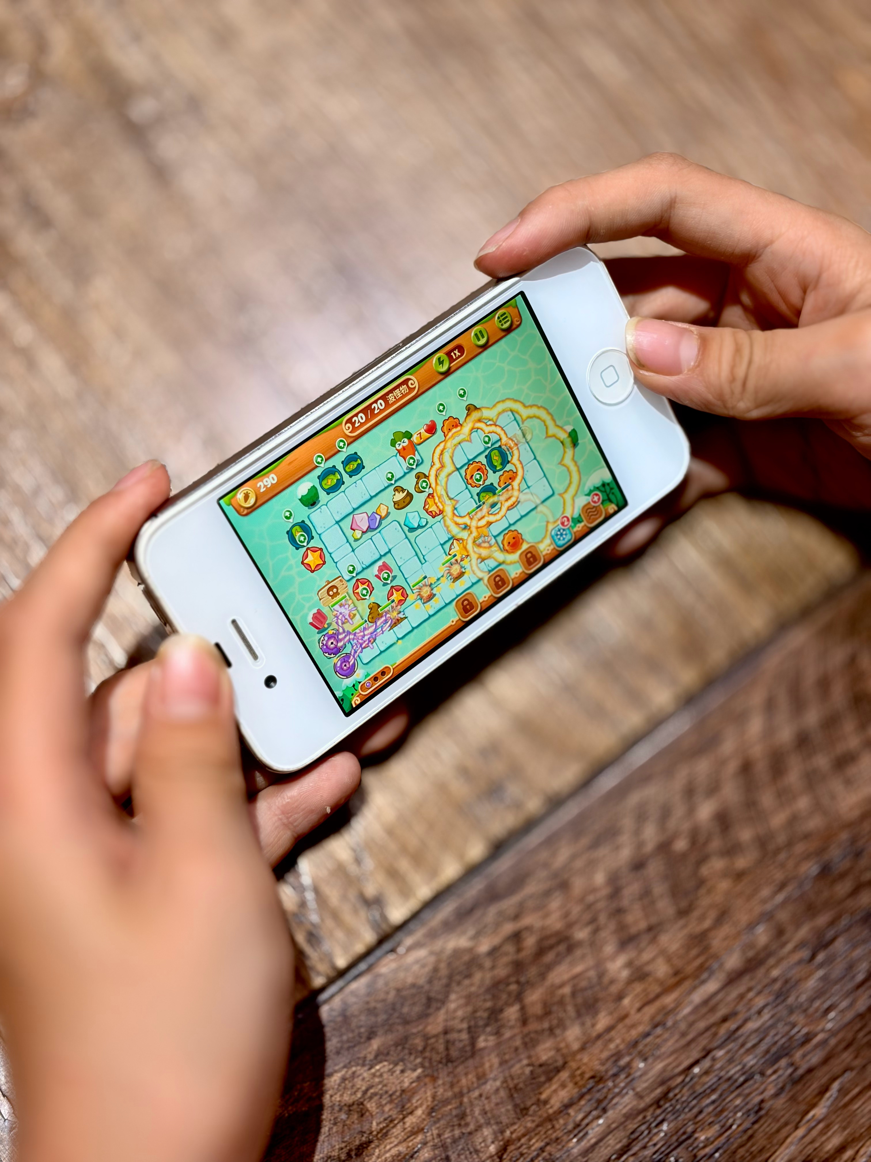 都在过情人节吧？我来吃火锅了，发现有小朋友在拿着一台苹果iPhone4S打保卫萝