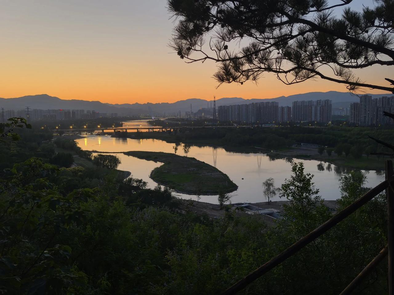 晒出相册里你最喜欢的一张照片这是一张园博园的夕阳晚景照，是前段时间儿子外出时拍摄