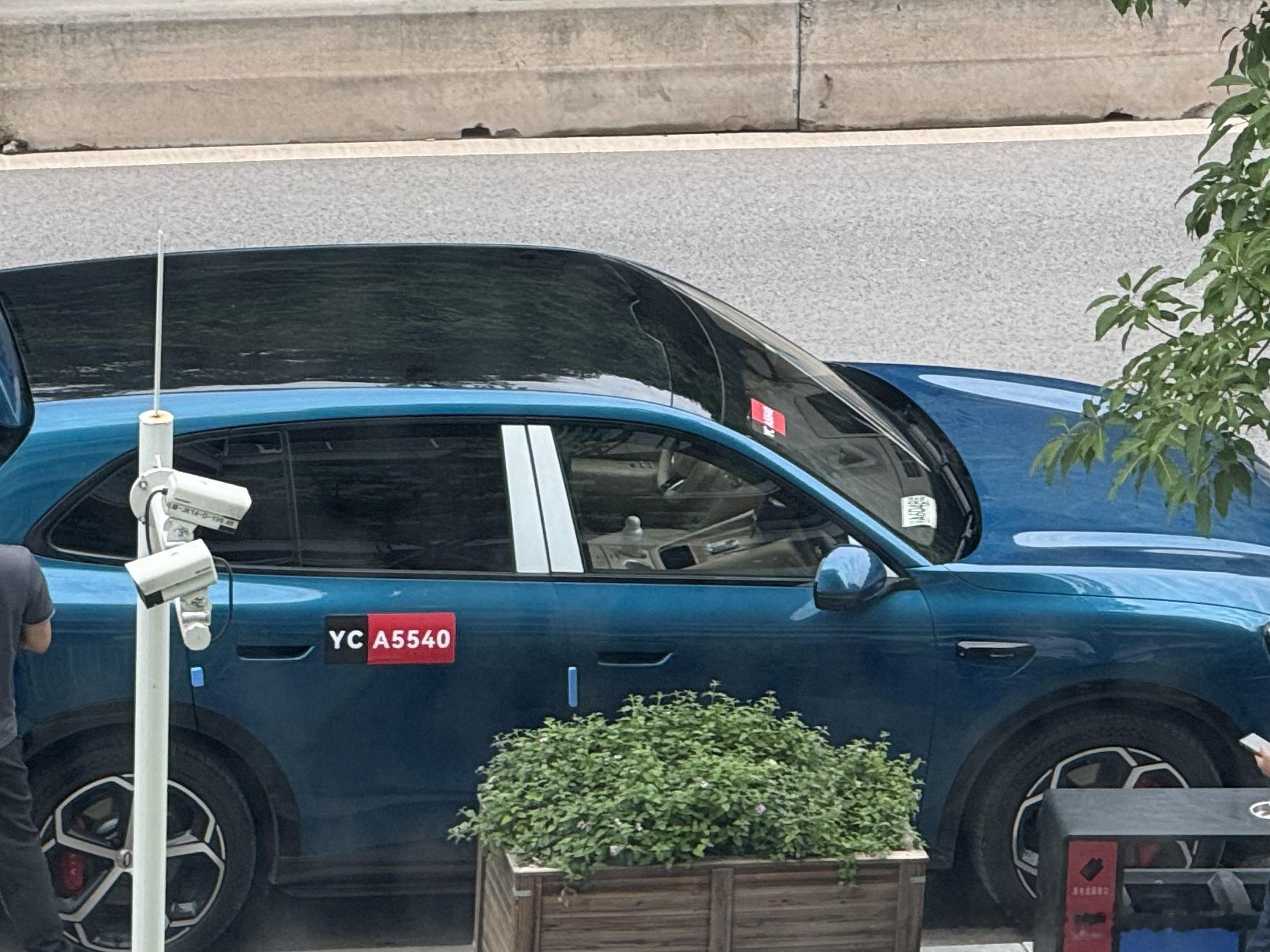 问界M6 舱内激光版本的路试车被拍到了，结合网上已有的信息，看来问界M6要搞个大