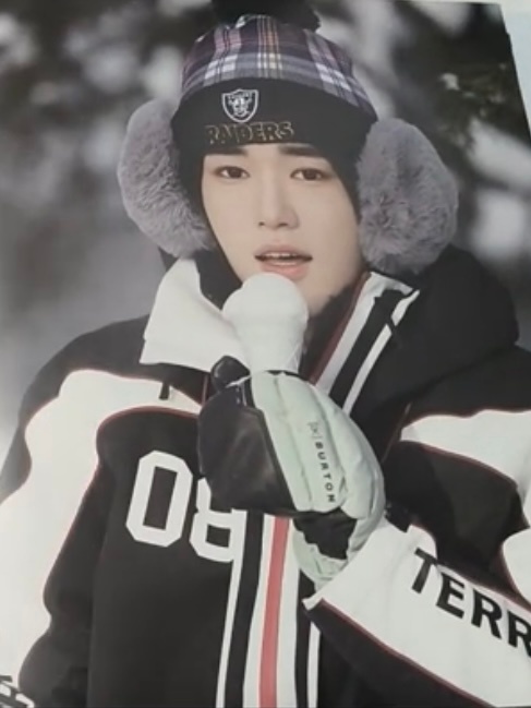 就是爱音乐 拿着雪做的麦克风🎤 