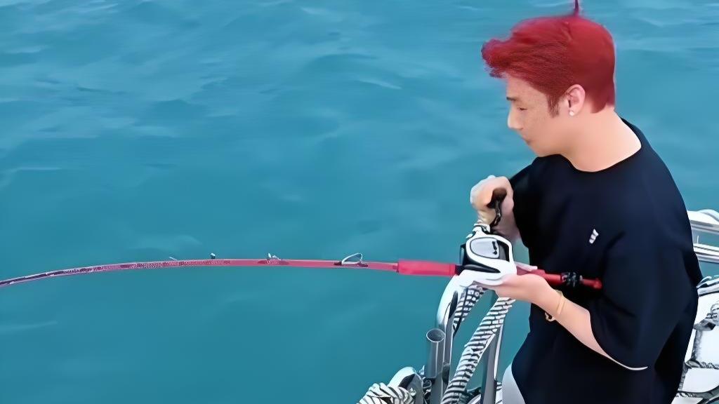 李荣浩这次直播钓鱼，没想到竟然“翻车”了。刚刚还在镜头前认真澄清自己“没有空军”