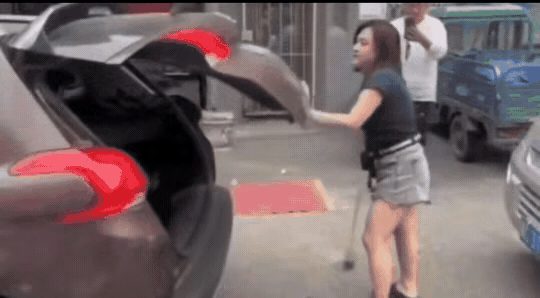 这女子脾气也是够大的了，车挡住了路，直接就砸车，这些人为什么都不考虑后果？也许兜