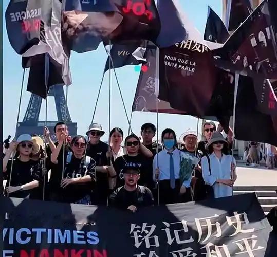 巴黎街头，几百个法国人顶着烈日在游行。他们举着中法双语的横幅，为的是悼念南京大屠