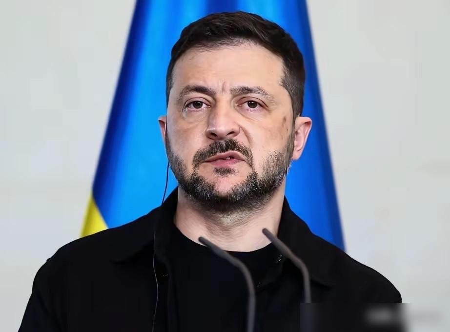 高傲的泽连斯基，终究还是低头服软了。

哎，泽连斯基这一步走得太无奈了。最近他松