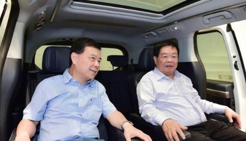 1991 年，曹德旺正在洽谈一笔350万美元的合同，他的助理悄悄地对他说：“曹总