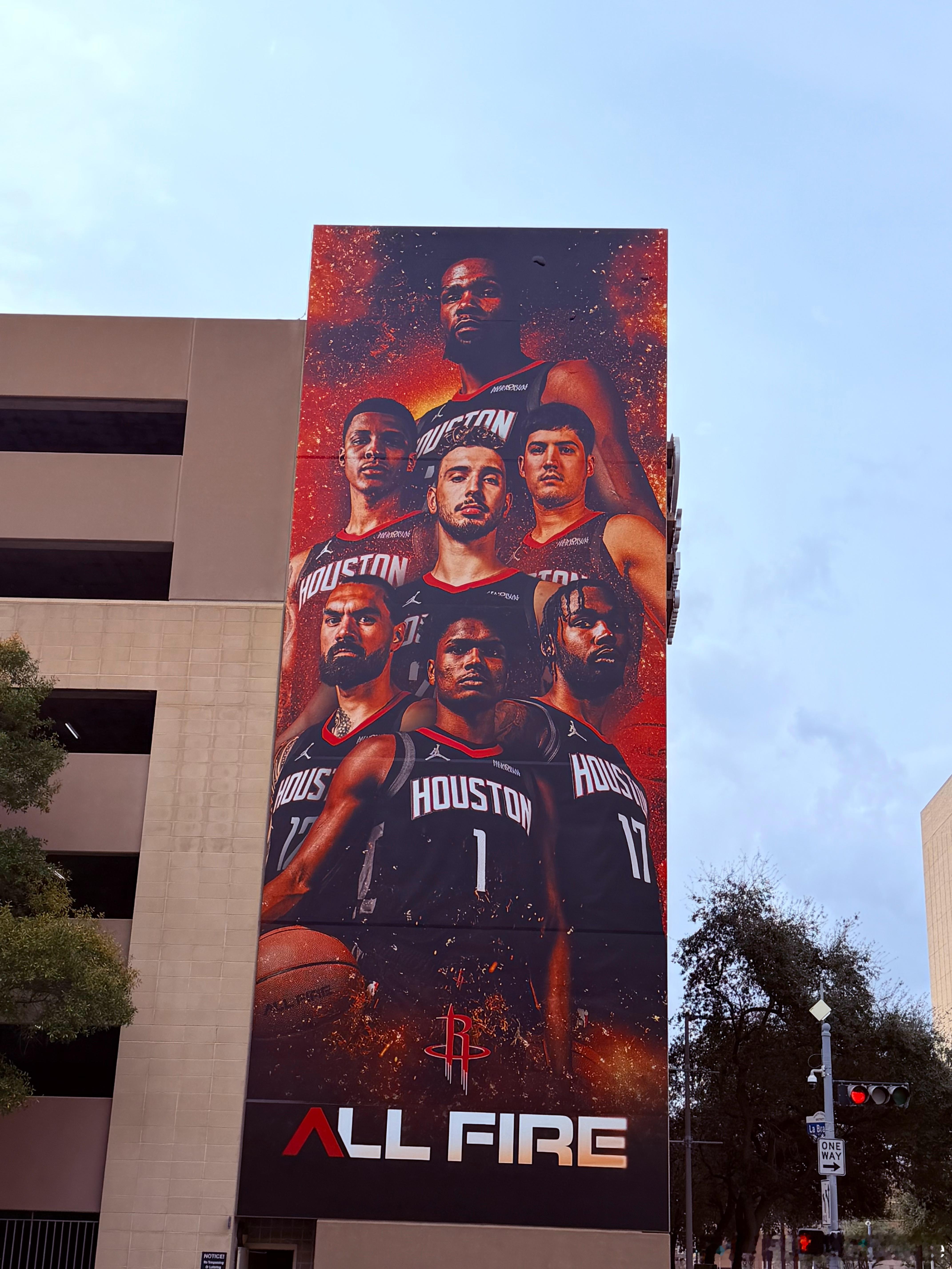 丰田中心对面的停车楼，照旧放着这赛季最新的核心球员海报快船vs火箭 美国·Toy