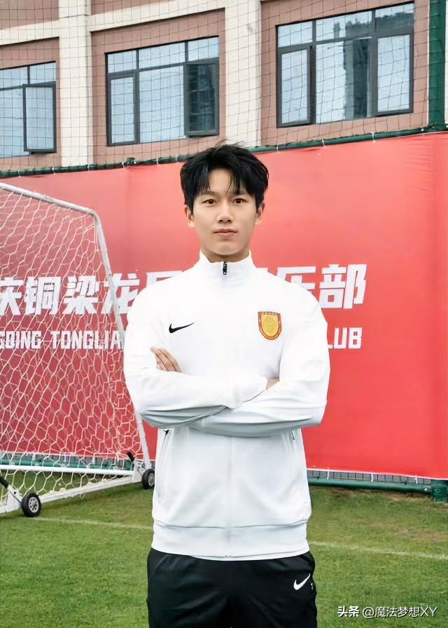 明眼人都看出来了，
向余望的中超首秀并未发挥出来，
不是因为他不优秀，而是因为