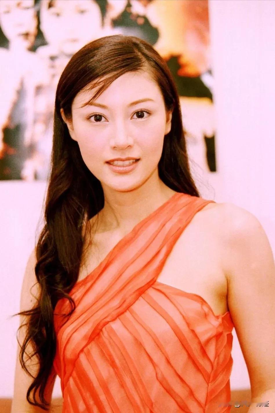 当年香港大作家亦舒师太评价李嘉欣很是看不上。（有传原因是她们有私人恩怨。）
她评