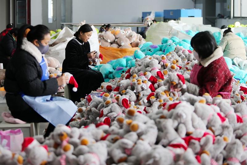 现在诈骗手段真是层出不穷，连毛绒玩具都成了“作案工具”。浙江的黄女士在网上结识“