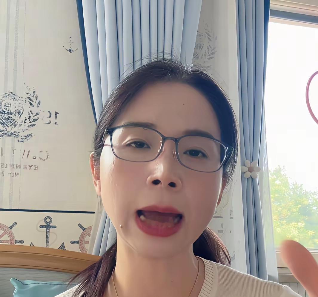 备受关注的崔丽丽开启个人首场直播，开播4500人的在线人气，一小时后暴跌至450