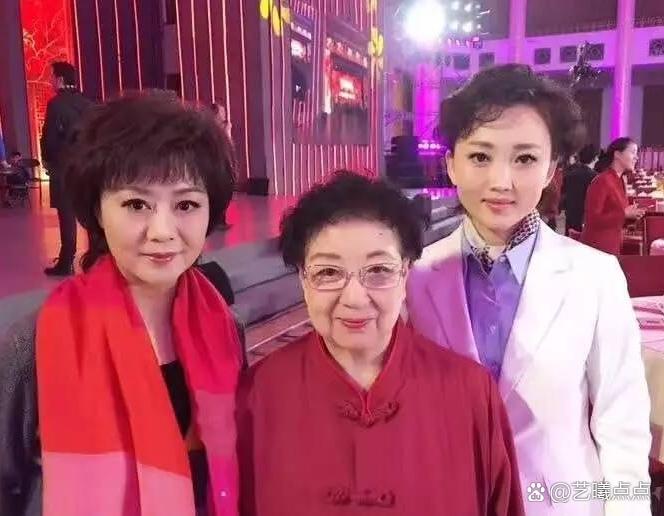 两代6位京剧“梅派”名家，举手投足间尽显“梅派”的优雅与韵味。
他们的唱腔婉转、