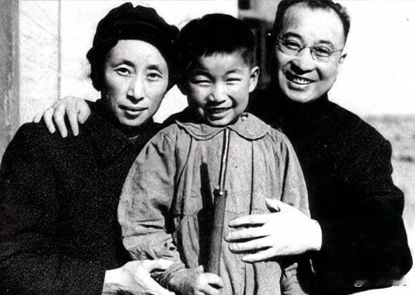 陈知进，女，中共党员，陈赓与傅涯之女。1950年出生于云南昆明，1968年入伍，
