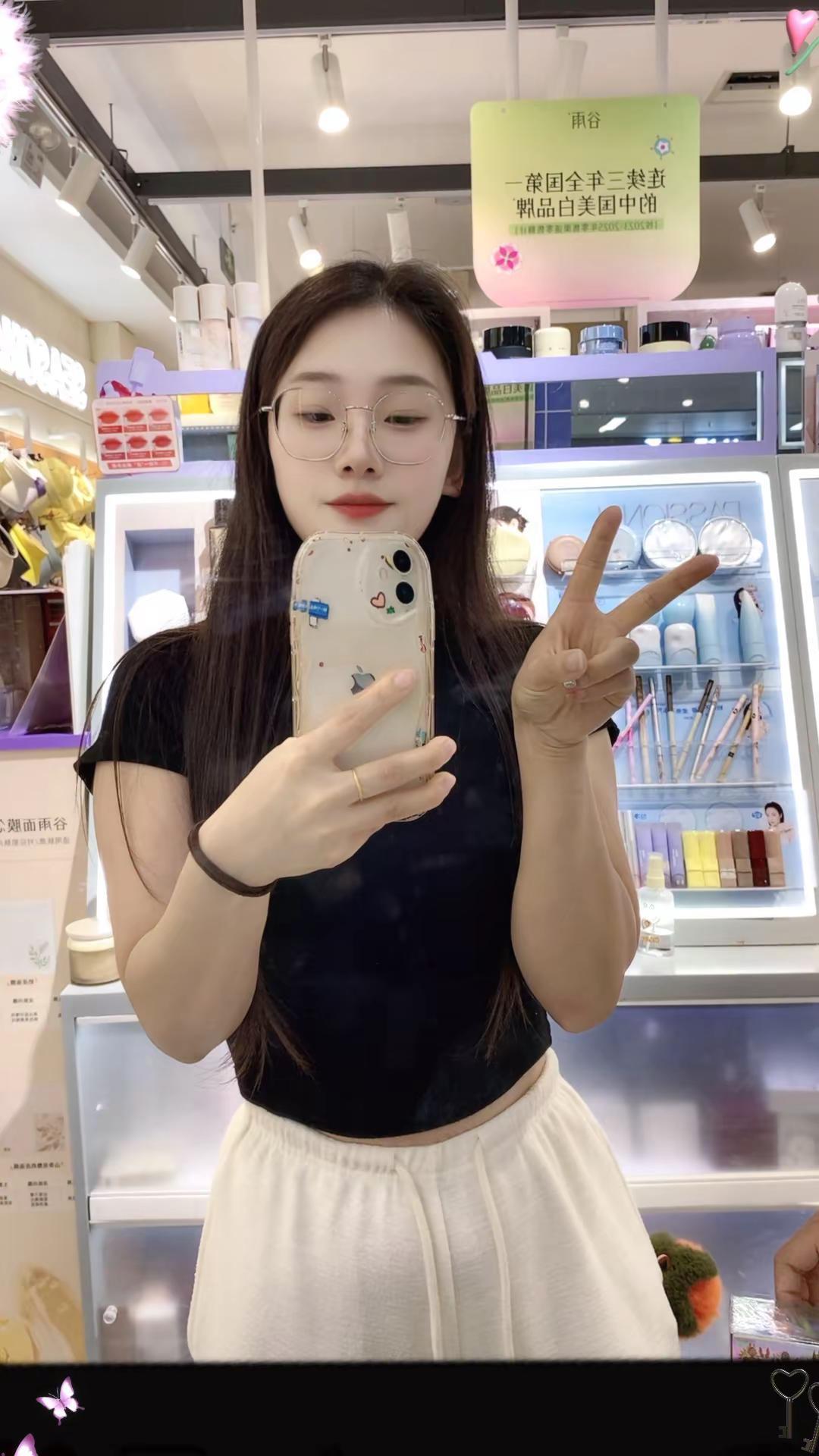 我只爱买衣服   我不会打牌  也不喜欢玩游戏  也没有复杂的社交  我喜欢喝酒