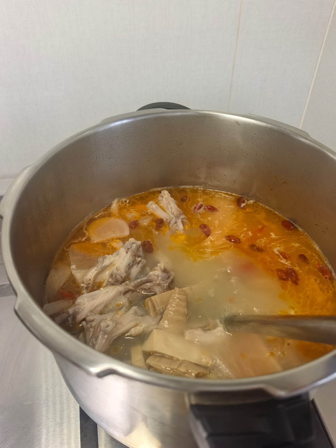 紧跟热梗用酸萝卜炖的老鸭汤太好吃了～ 