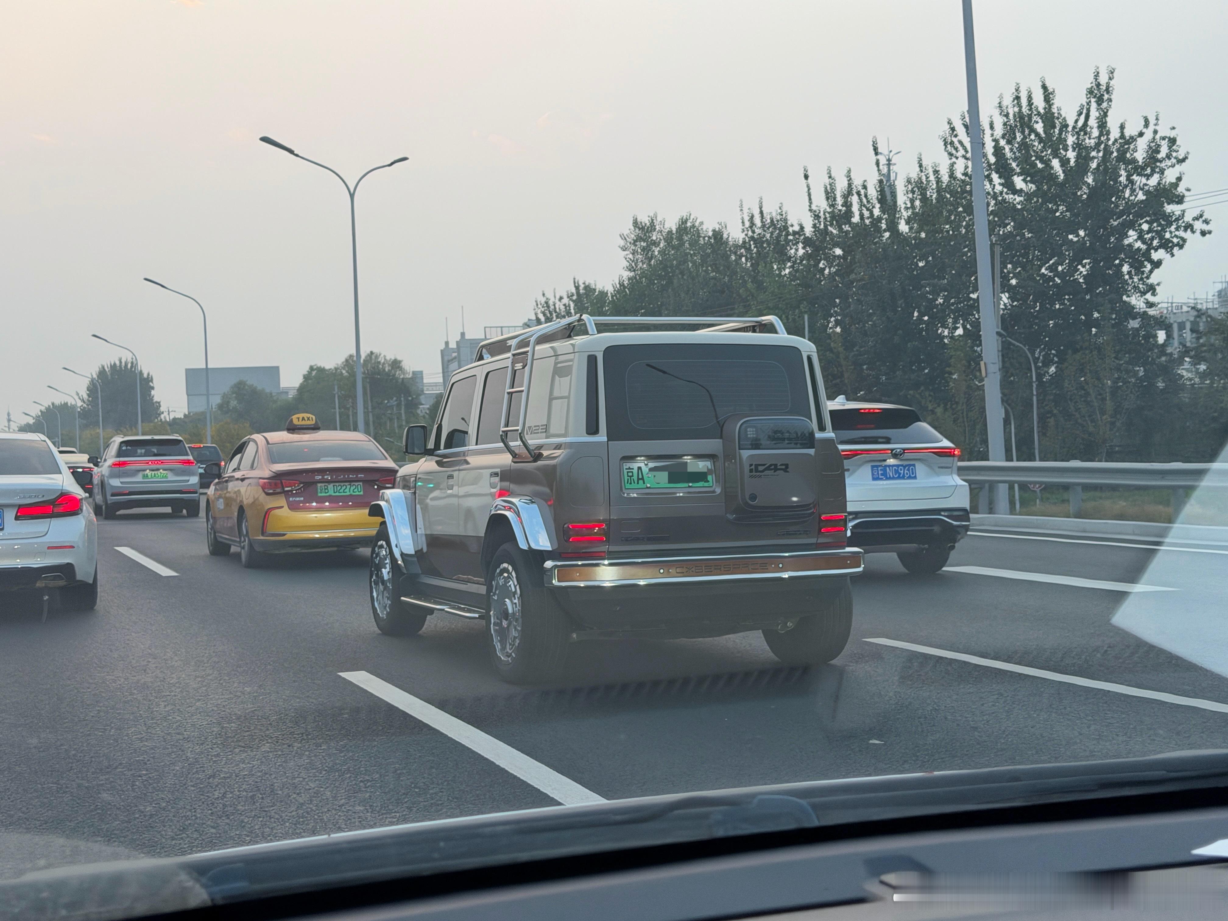 老远就看见一个亮闪闪的“小吉普”。离近了一看，嘿，这不是iCAR V23吗？车主