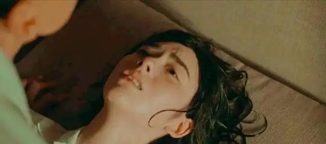 1938年，16岁的秦怡被26岁的陈天国骗到山顶，还威胁她，不同意交往就跳崖。秦