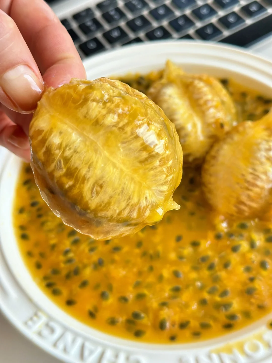 解锁百香果神仙吃法“黄金果肉球”！