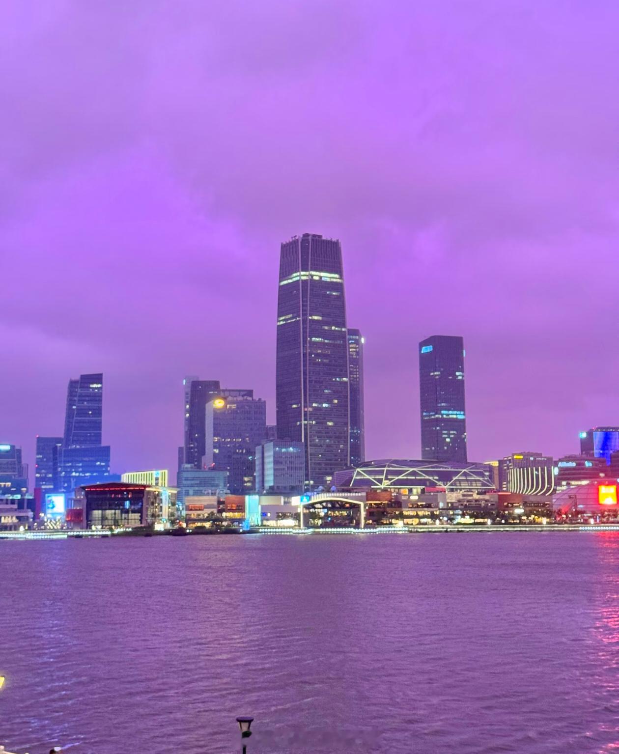 上海台风 受台风巴威的外围云系影响，今天傍晚，上海出现了梦幻又带有一些诡异的紫色