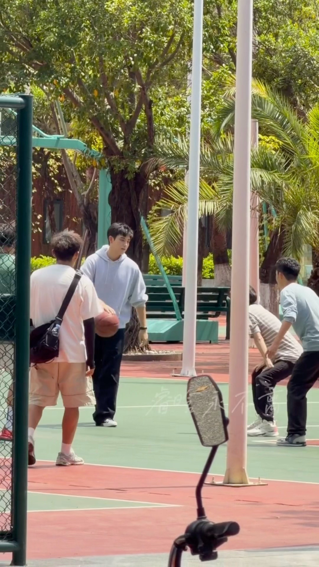 海晏学长上线瑟遇到篮球手拿把掐不过学长你穿卫衣热不热啊陈飞宇周海晏打篮球陈飞宇周
