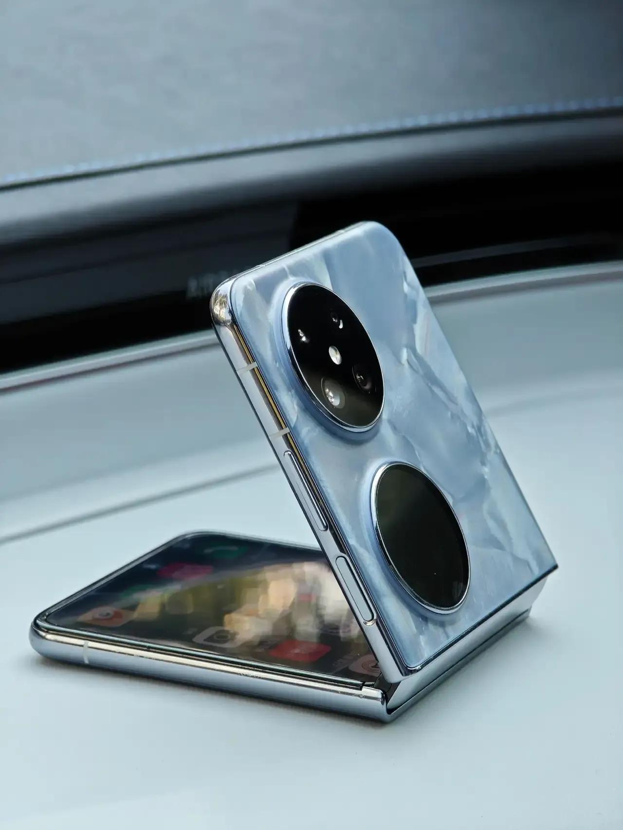 华为Pocket 2首销便销售火爆，超高的颜值设计吸引了众多消费者。屏幕展开后平