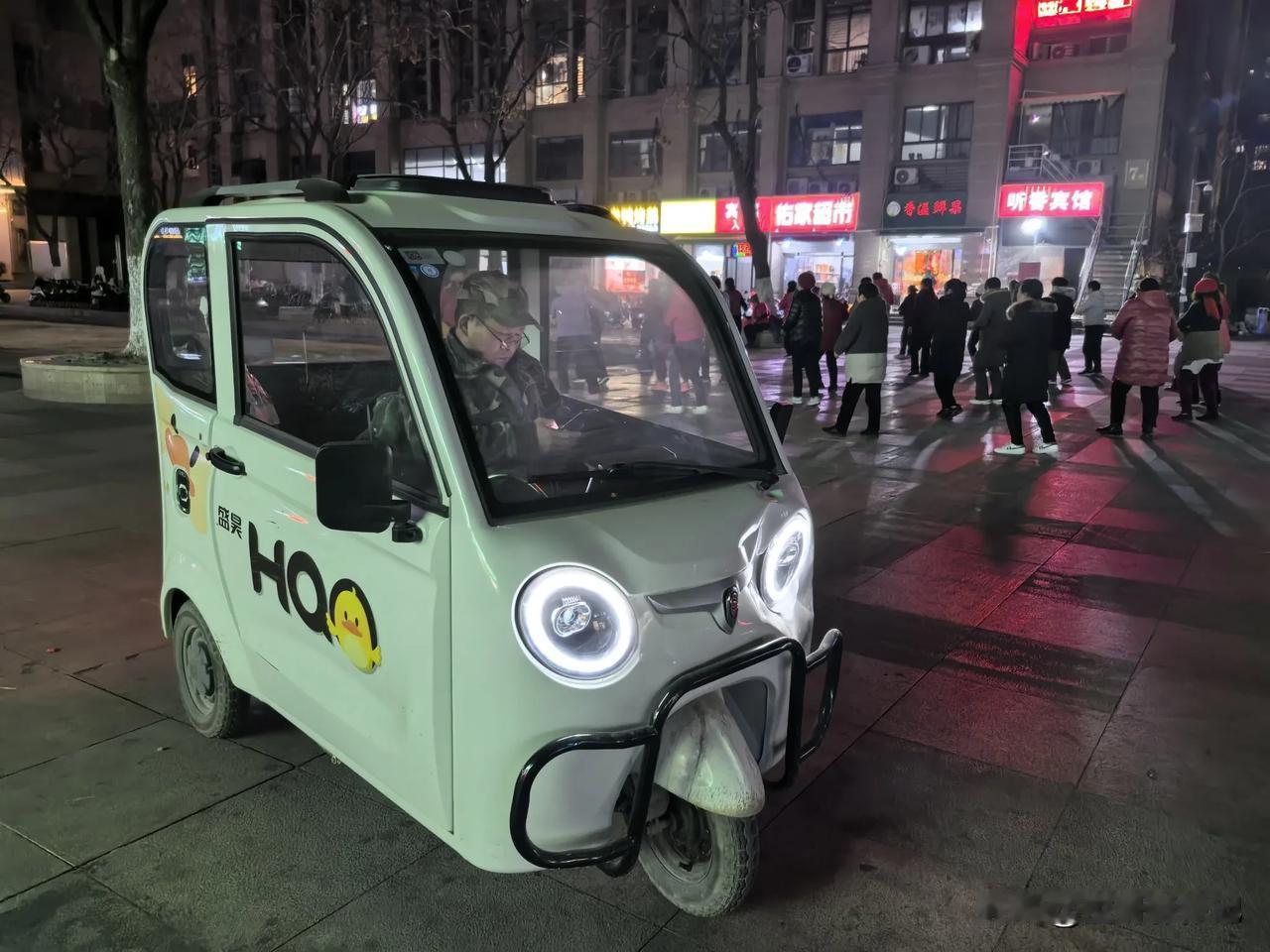 2025年1月11日，今晚上，在南京香槟广场，看到一个穿着迷彩衣服的男人驾驶一辆