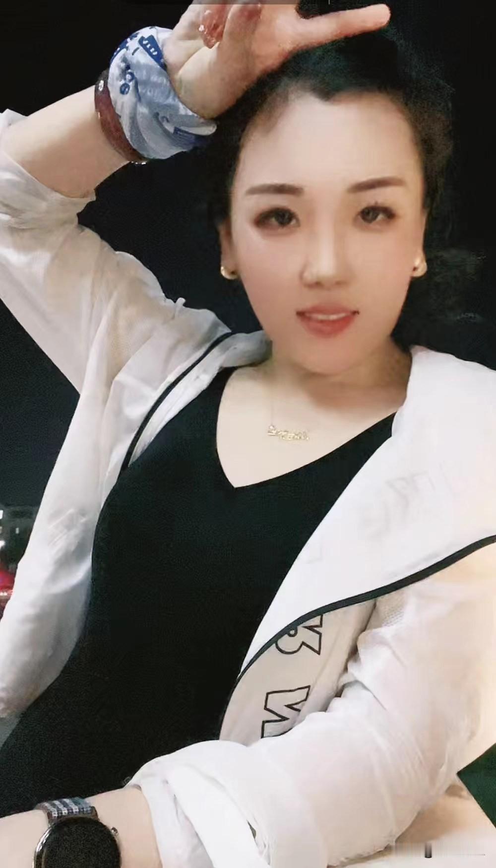 轻纱拂面，笑靥如花。