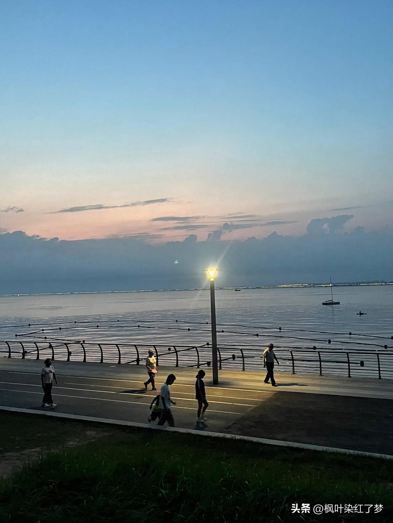 夏日里，傍晚的海面平静而美丽。