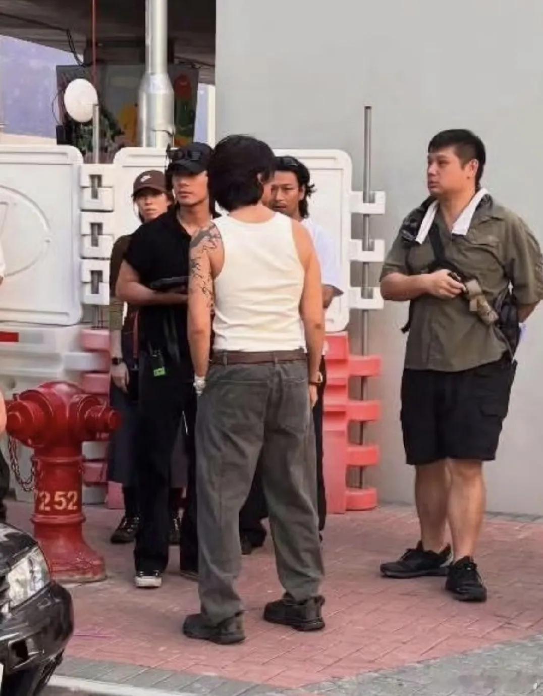 网友在街头偶遇黄子华拍戏，他这造型也太有气场了吧！有一说一，他的演技真的挺好的，