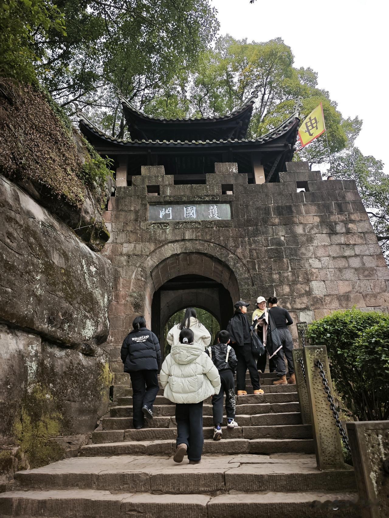 今日不忙，去了趟合川钓鱼城。
导航半边街游客中心停车场，开车一个多小时。本以为非
