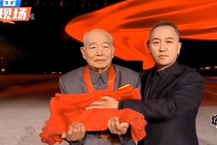 河北省第十七届运动会开幕式在唐山举行。看迎国旗环节令我深受感动，抗震老英雄李升堂