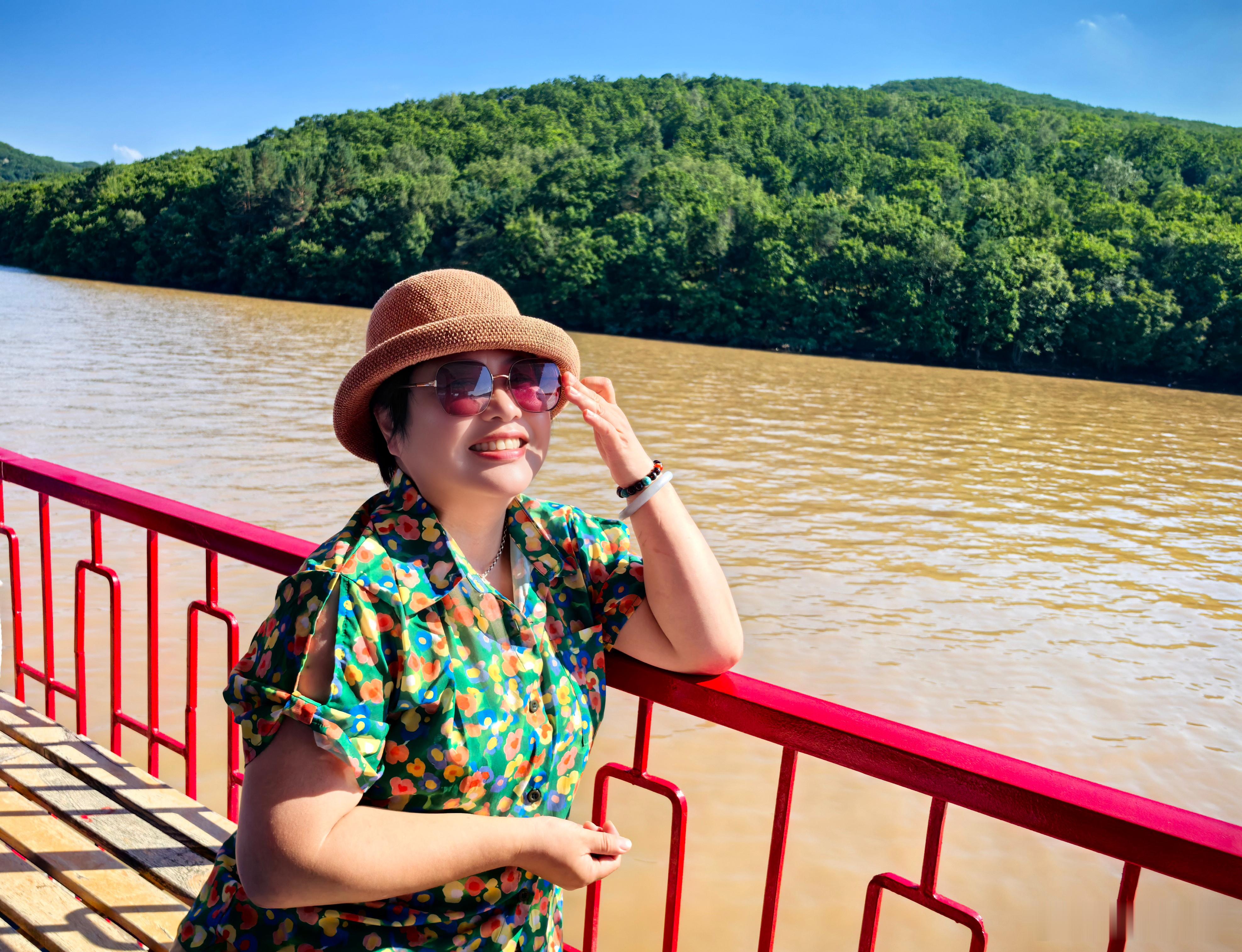 旅行 游牡丹江2个半小时，在船上干啥呢？嗑瓜子！这不，手里捏着把瓜子就被喊去拍照