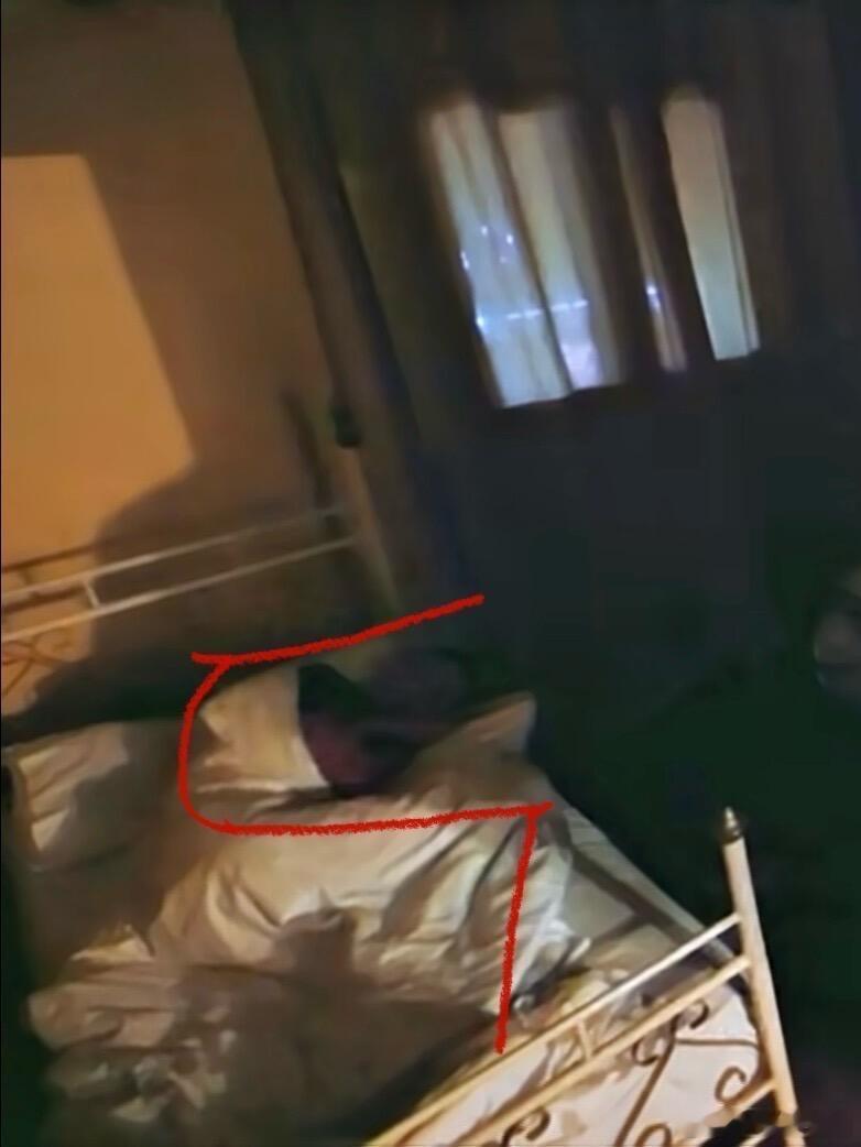 重看《花少7》发现龚俊187就这样睡在一张儿童床上睡了四天，怜爱住了。身体和头都