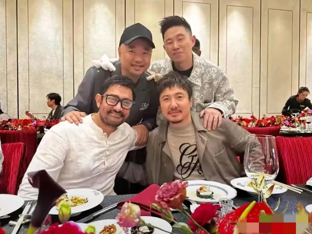 镜头中的沈腾朗目疏眉，气色盈和；戴着黑帽的徐峥笑意粲然，看上去瘦了不少；戴着帽子