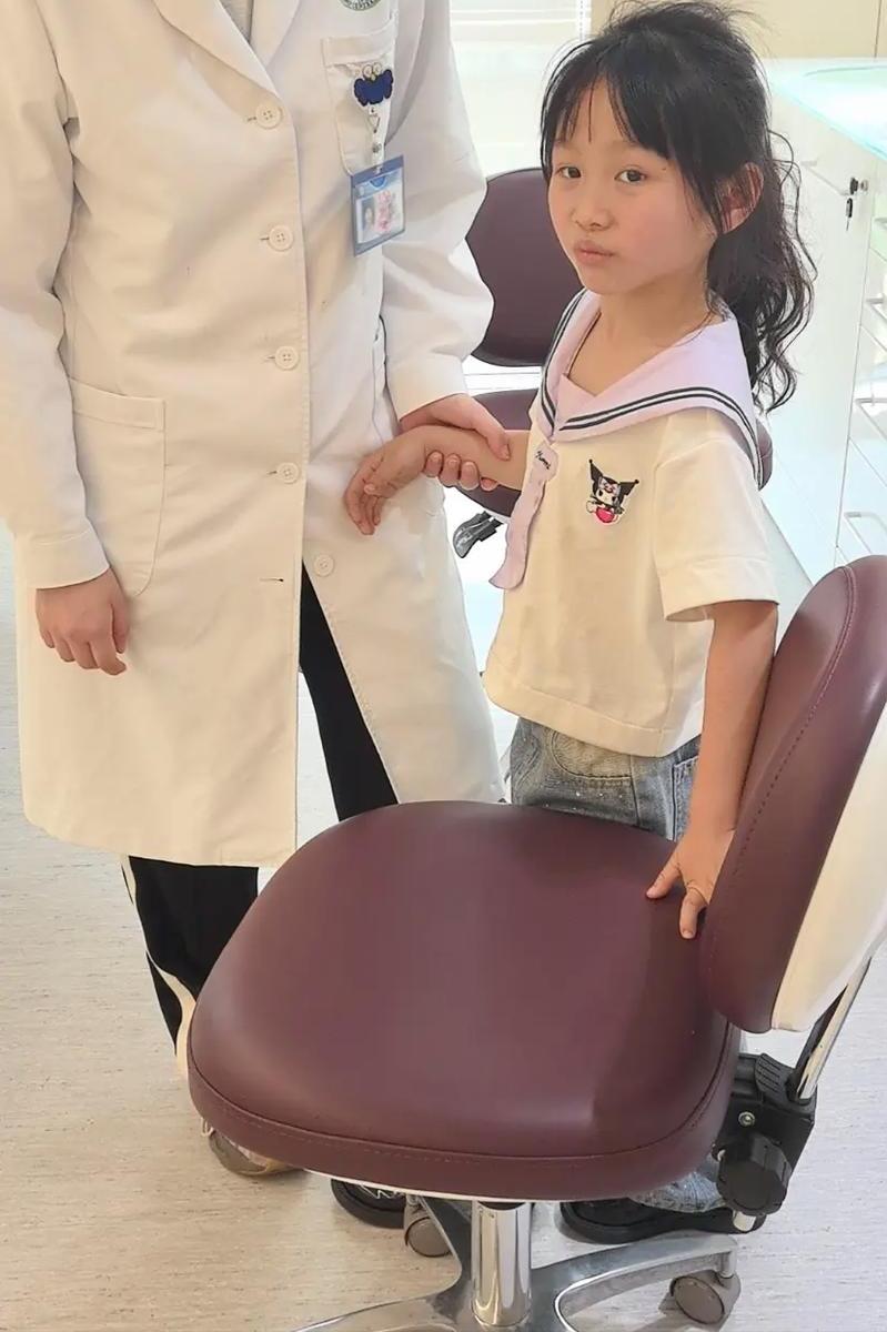 10女儿牙齿正畸日记第九篇：

自从今年3月开始决定给女儿做牙齿正畸，最揪心的莫