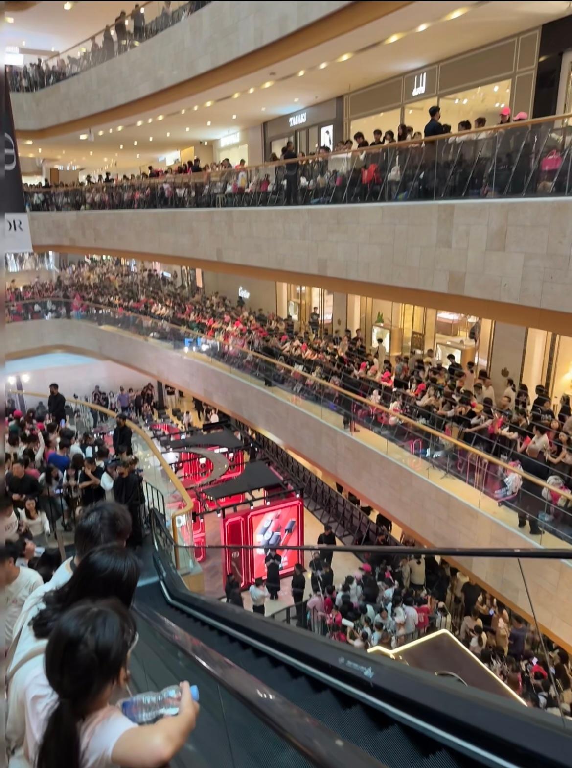 粉丝为拍迪丽热巴给商场玻璃做保洁粉丝见迪丽热巴前给玻璃清洁 今天活动人太多了吧 