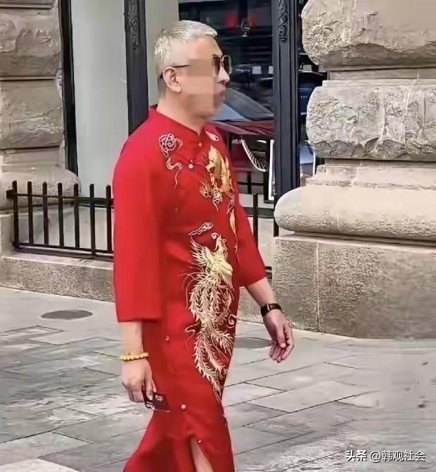 只知道有“旗”开得胜，不知道还有指“腚”能赢！绝对不相信：让身穿旗袍、在考场前指