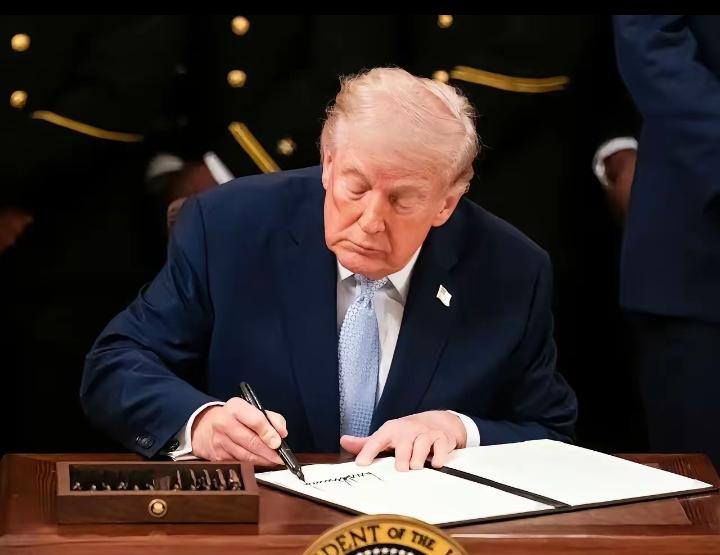 特朗普这回舒服了，这回真的可以千古留名了，165年来的规矩，首次打破，把美国现任