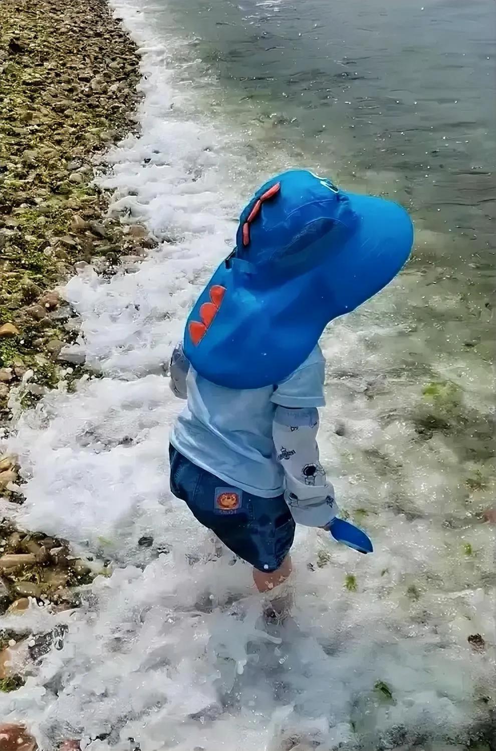 微小说  不捞鱼豁弄水

两个人马路牙子上下象棋，一个人蹲边上看，一边看一边支招