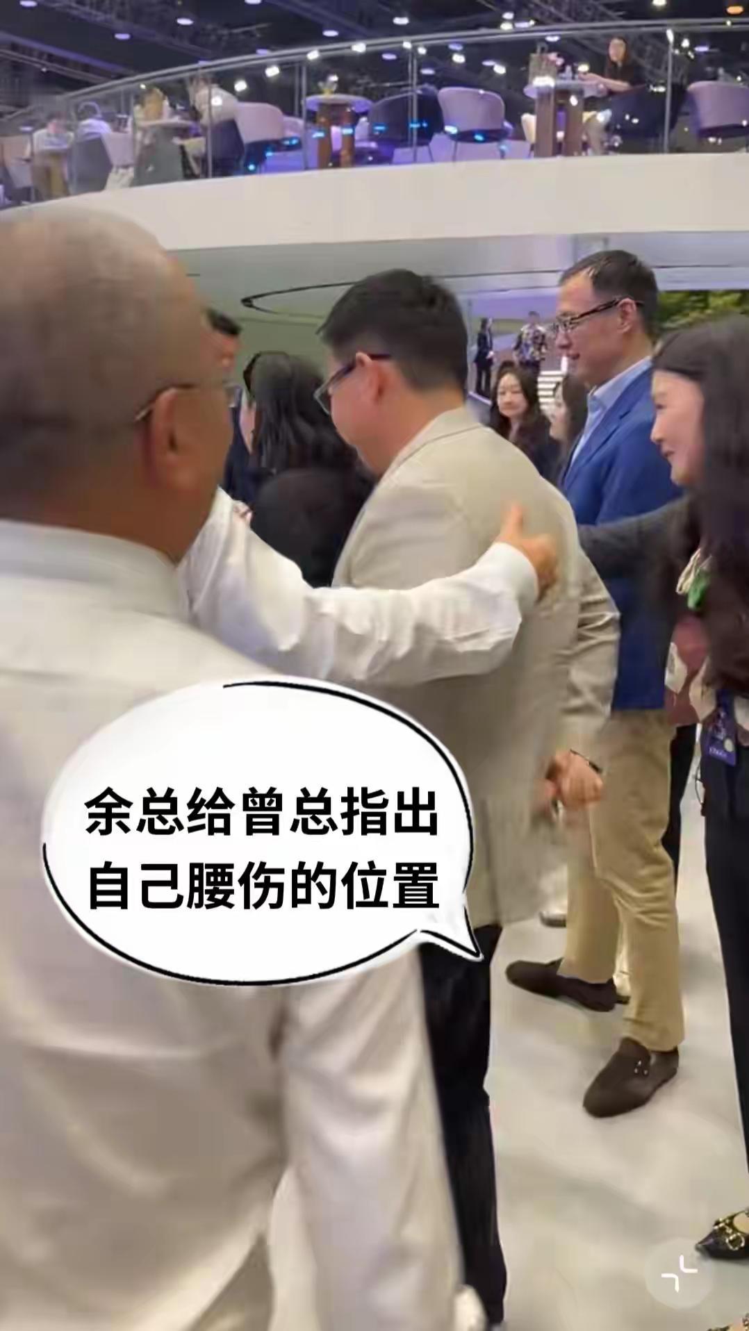 余承东拼起来，真的让人心疼。
余承东带着伤千里迢迢从华为深圳总部出发，搭乘航班飞